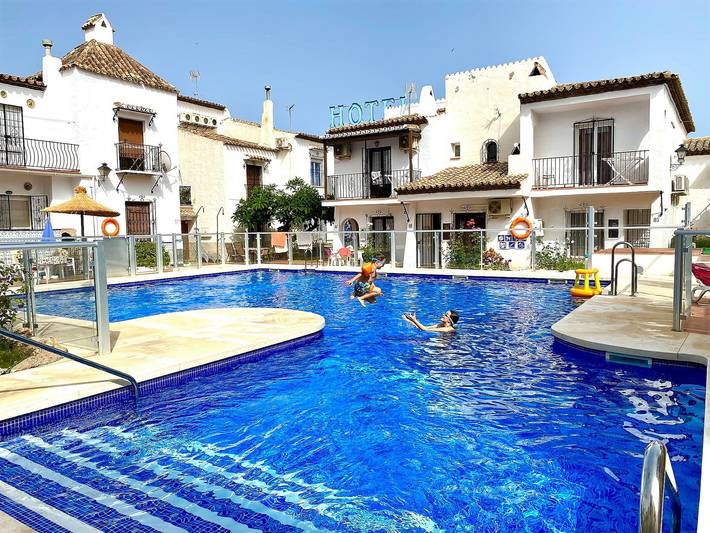 Gîte pour 4 personnes, avec Balcon ainsi que Terrasse et Piscine à Nerja