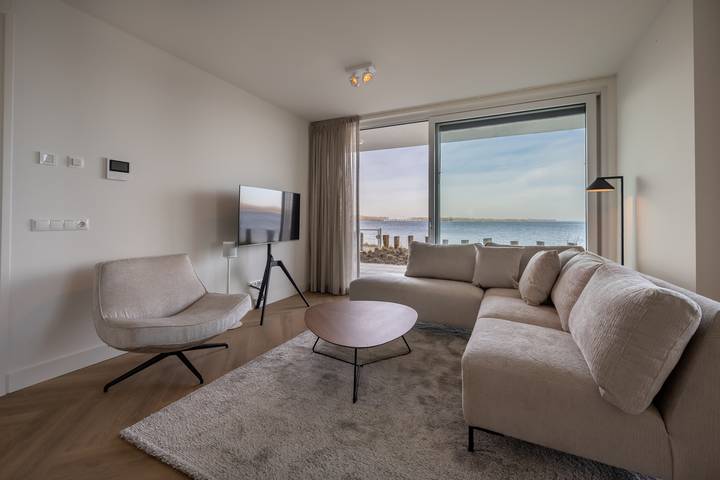 Vakantiehuis voor 4 personen, with balkon/terras and terras as well as uitzicht op het meer in Arnemuiden