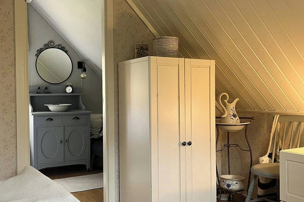 Hütte mit Uferlinie am Brusdalsvannet in Ålesund