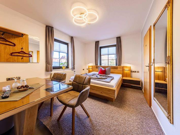 Pension, mit Balkon/Terrasse und Terrasse sowie Garten und Pool