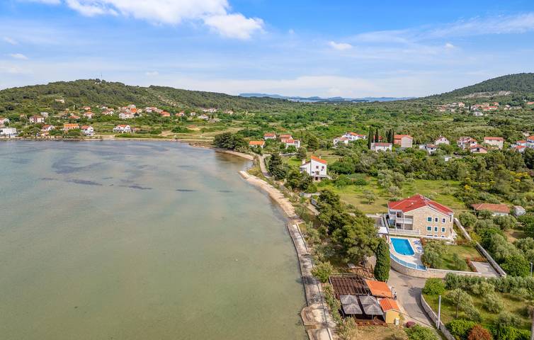 Ganze Ferienwohnung, Urlaub am Meer: Gemütliches Apartment mit einem Schlafzimmer, Pool und Terrasse in Pasman in Pasman Stadt, Pasman