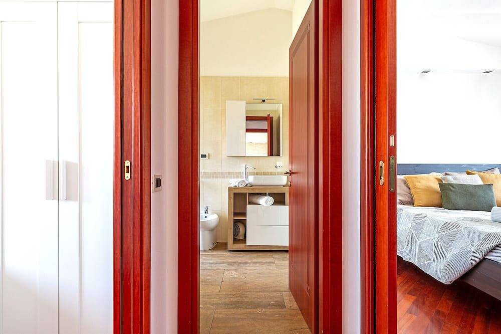 Apartamento entero, A 5 min de la playa | Apartamento moderno cerca de Cagliari con balcón in Capoterra, Campidano