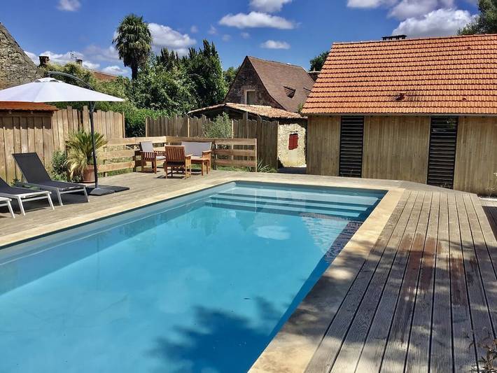 La chaise et la piscine près de Sarlat in Veyrines-de-Domme, Périgord Noir