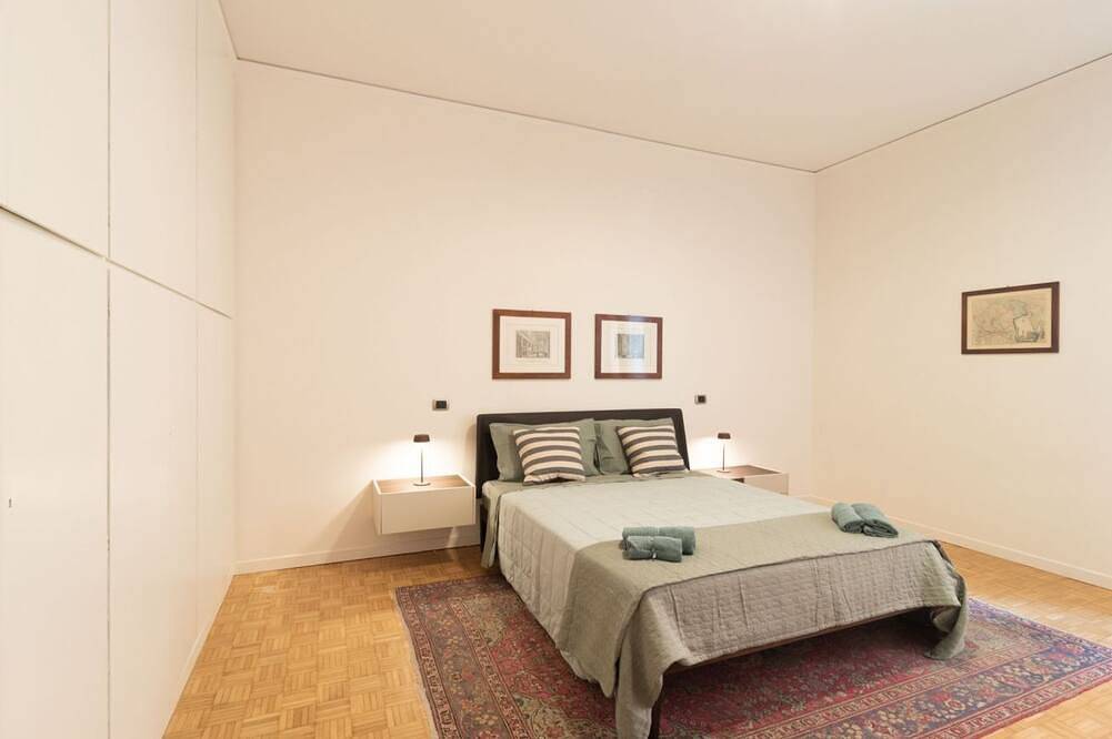 Apartamento entero, Elegant apartment of 193 sqm located on the first floor of a vintage building with elevator (5 steps to access), able to accommodate up to 7 people.The accommodation is located near the city center of Mantua, in just 15 minutes walk you can reach all the in Mantua, Provincia de Mantova