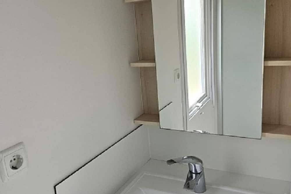 Mobile home for 6 with terrace in Charlieu in Charlieu, Roanne region