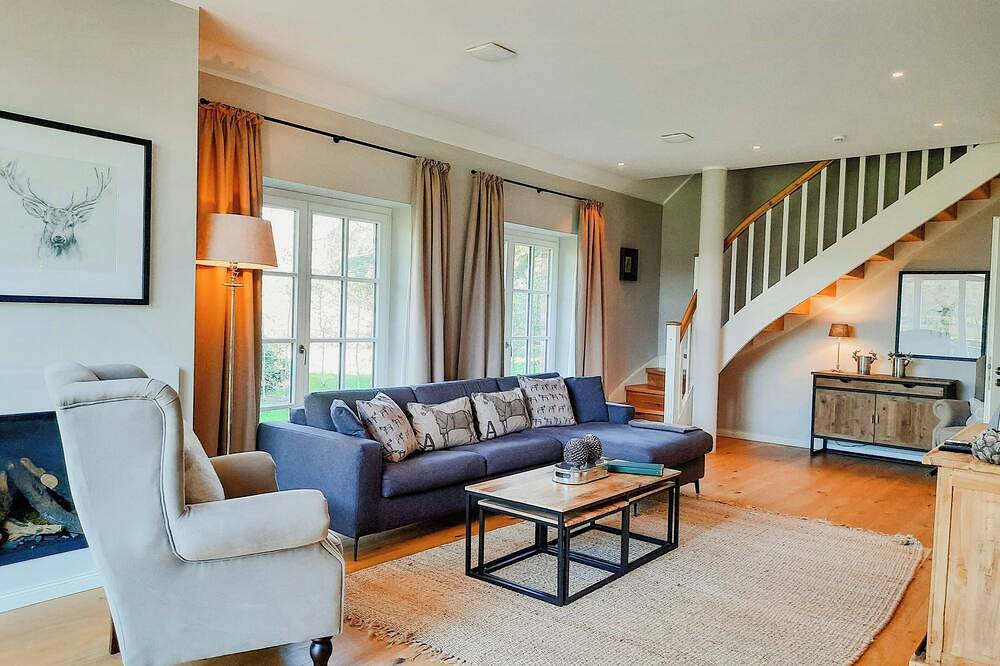 Ganze Wohnung, Forsthaus-Chic: Apartement mit See- und Waldblick in Friedeburg, Nordseeküste
