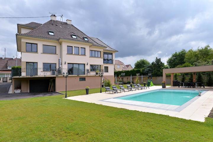 Chambre d’hôte pour 2 personnes, avec Terrasse et Jacuzzi ainsi que Jardin et Bassin pour enfant