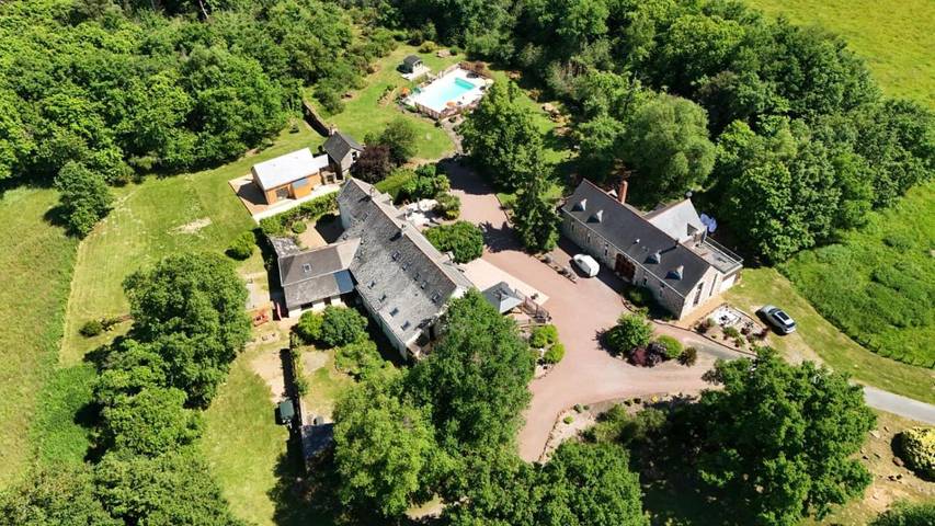 Location de vacances pour 11 personnes, avec piscine ainsi que terrasse et jardin à Le Thoureil