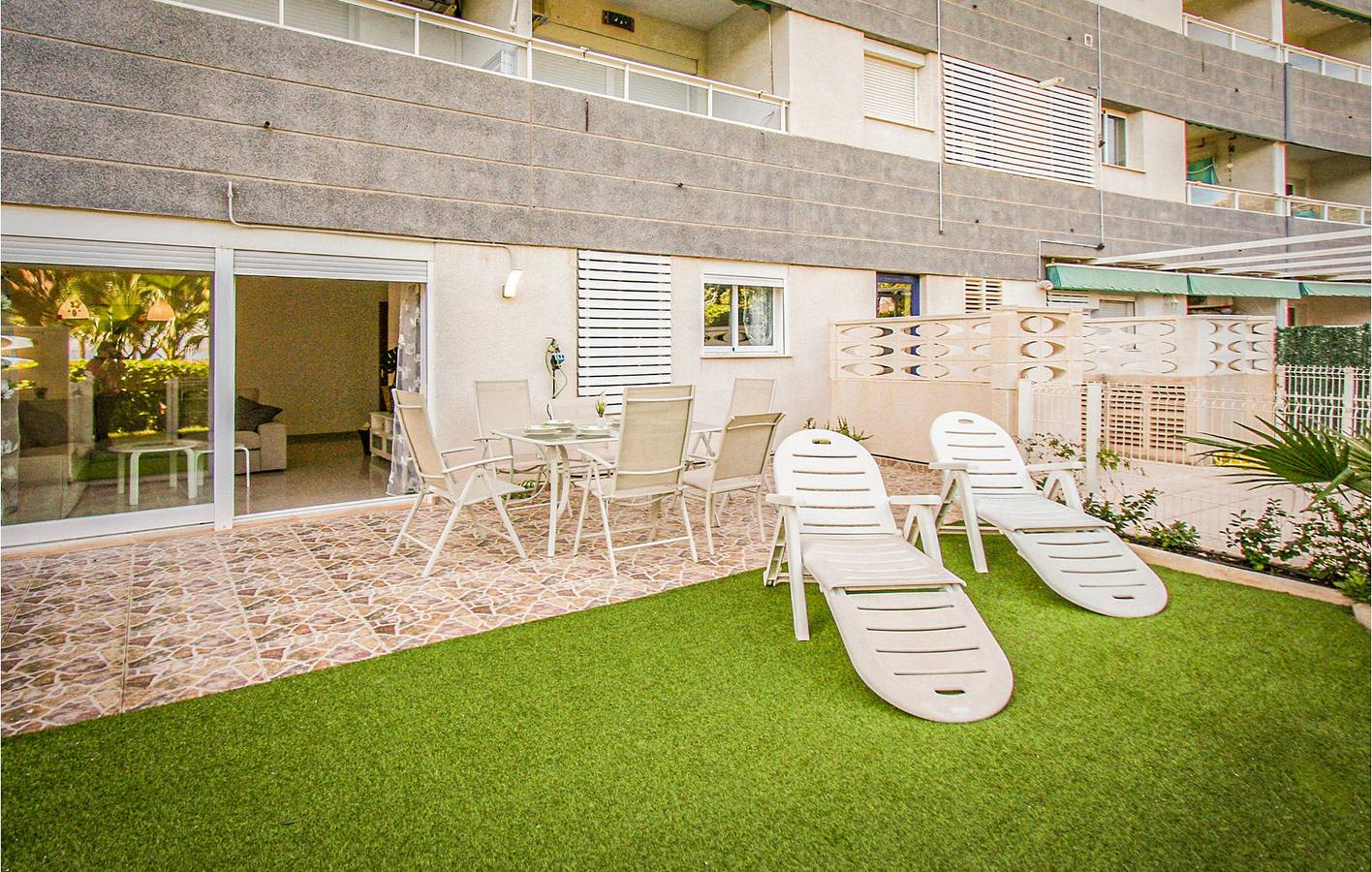 Appartement de vacances entier, Appartement confortable au bord de la mer avec climatisation, parking, piscine et terrasse in Platja de l'Horta-Mutxavista (San Juan Playa), El Campello