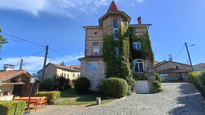 Maison d’hôte pour 7 personnes, avec jardin ainsi que vue et piscine dans la Loire