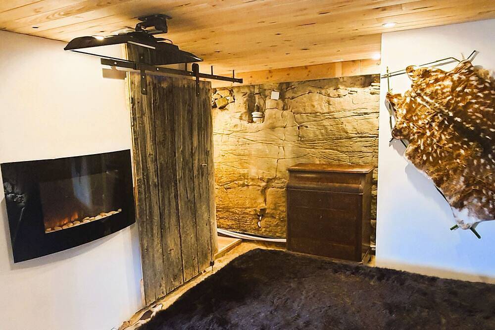 Appartement entier, Abri rupestre sous roche, chambre seule indépendante in Carsac-Aillac, Périgord Noir
