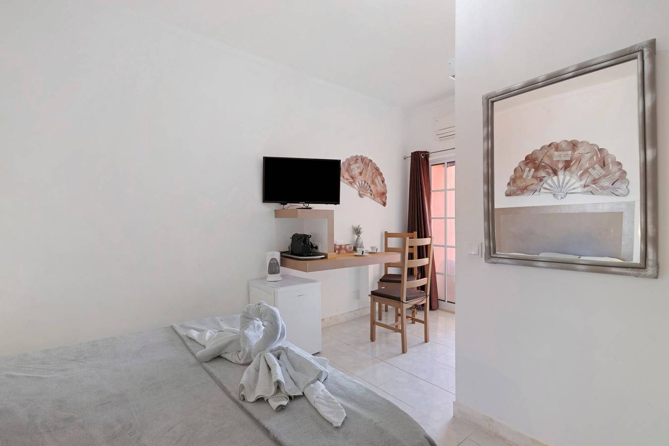 Kamer 'South Side Guesthouse - Quarto W' met gedeeld zwembad, wifi en airco, foto 12