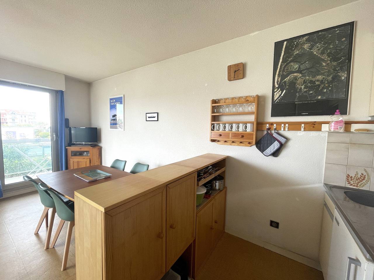 Entire apartment, Spacious 2-Bedroom Apartment with Terrace Near Beach and Shops in Arcachon in Arcachon, Arcachon region