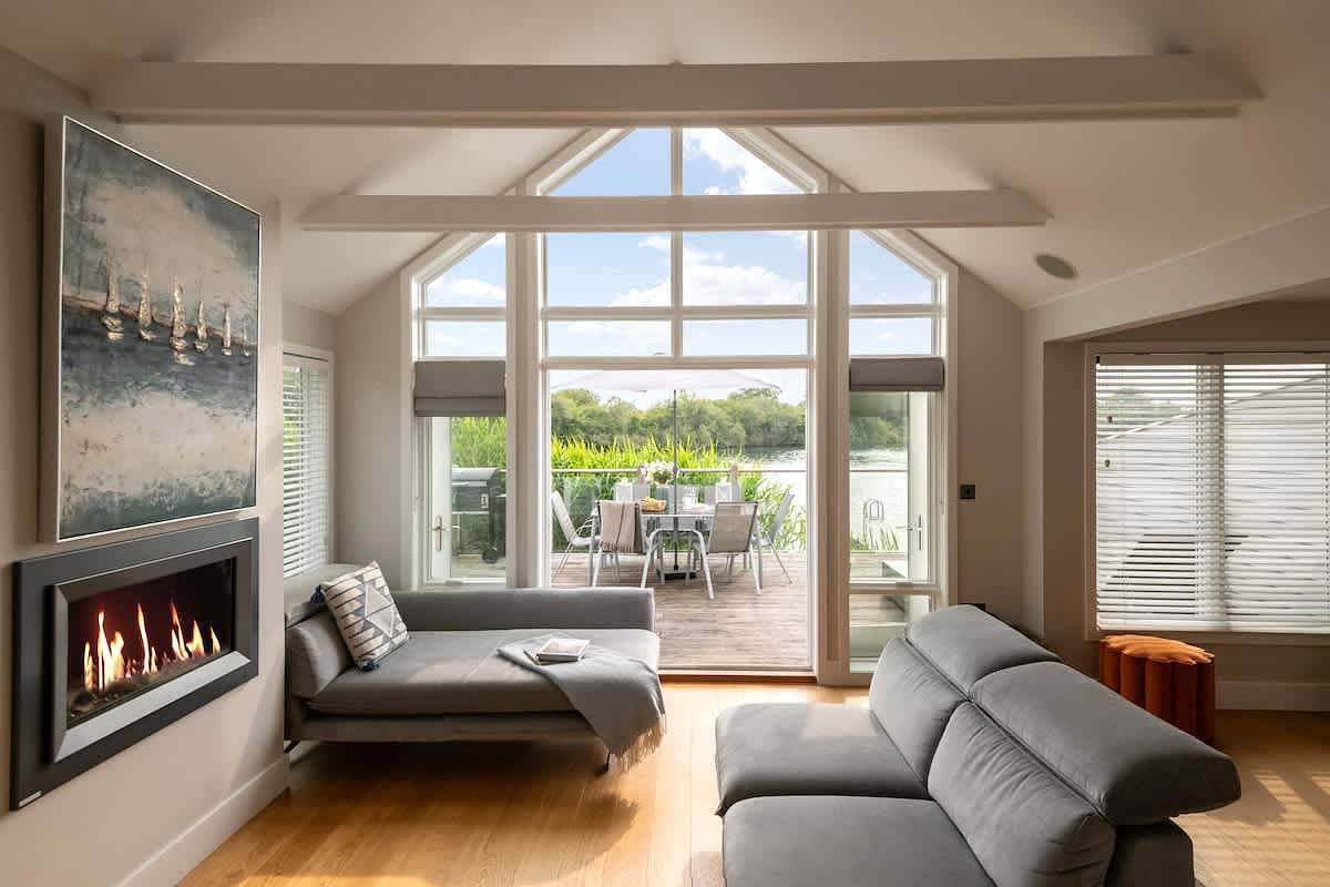 Firefly Lodge - Lakeside Cotswold Stay with Kayaks in Gloucestershire