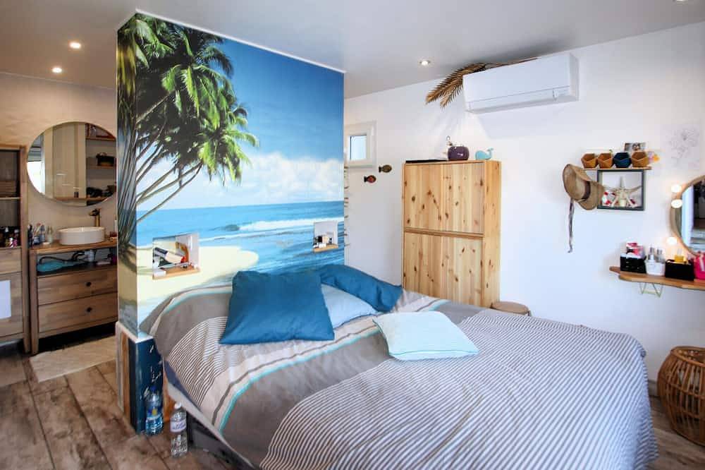 Cozy home in Cadolive with private swimming pool, can be inside or outside in Cadolive, Mediterranean Coast (France)