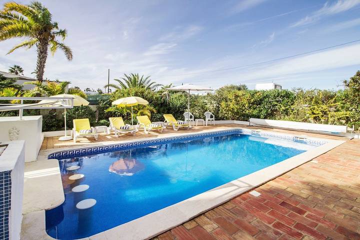 Location de vacances pour 4 personnes, avec Terrasse ainsi que Jardin et Piscine à Porches