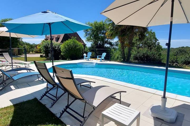 Gîte pour 6 personnes, avec jardin ainsi que terrasse et piscine à Vézac