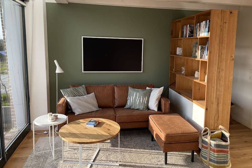 Ganze Wohnung, Anton – Atelier-Ferienwohnung in Rysum bei Greetsiel, 65 m² für 4 Personen - Hof in Rysum, Krummhörn