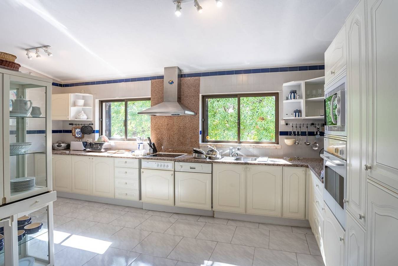 Joana · Stunning Villa Is A 10 Min Walk To The Bea in Carvoeiro, Lagoa