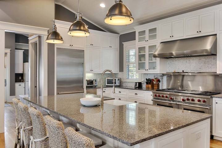 Vacation house for 16 people, with pool and balcony in Seaside