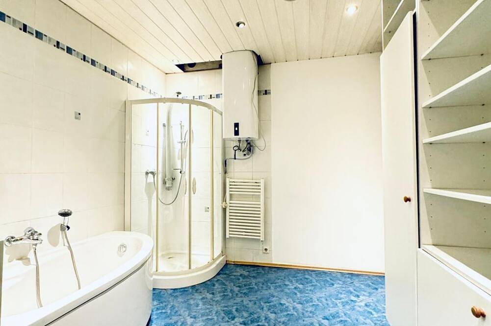 Ganze Wohnung, Bright Room w/ Desk | Walk to Fac Platz in Floridsdorf, Wien