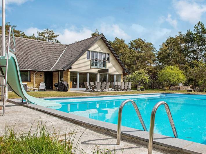 Ferieudlejning for 14 personer, med terrasse og pool, husdyr tilladt i Sjællands Odde