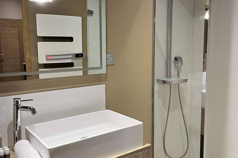 Le 19 - Patio Room 34m2 | Historic Center | Air Conditioning in Langeac, Macizo Central