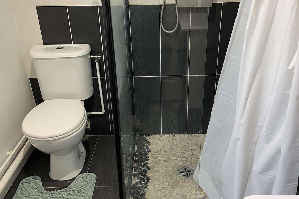 Apartamento entero, L'appartement dispose d'un lit, d'un canapé-lit et d'une cuisine avec un réfrigérateur in Saint-Brice-sous-Forêt, Valle del Oise
