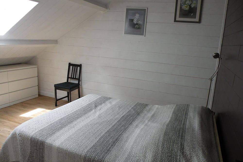 Ganze Wohnung, Between Sancy and Volcans d'Auvergne, Orcival, Basilica view, apartment sleeps 4. in Orcival, Regionaler Naturpark Volcans d'Auvergne