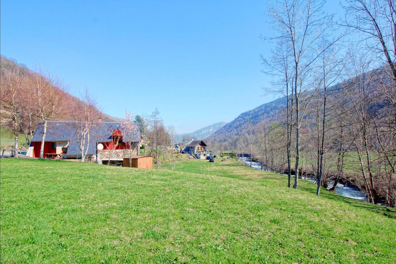 Gîte confortable avec parking, TV, jardin et toilettes séparées in Beaudéan, Pyrénées