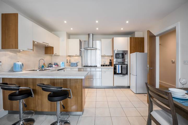 Entire apartment, Quay Retreat - Spacious Apartment with On-site Parking in Poole, Poole Harbour