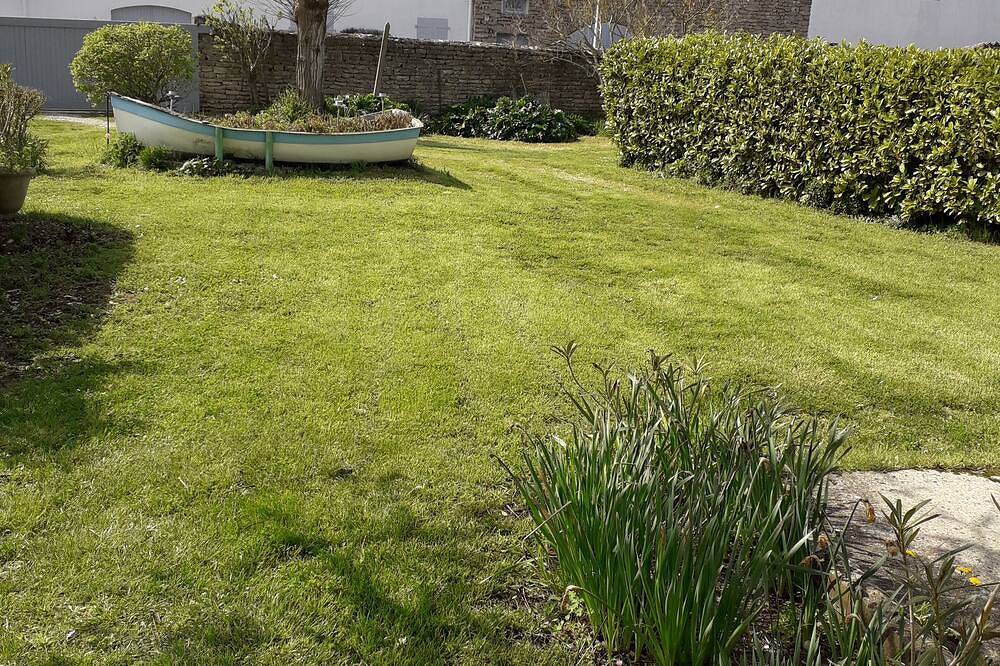 Gîte avec jardin fleuri et cour privée très calme proche du centre du village in Les Portes-en-Ré, Île de Ré