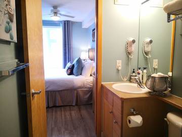 Lodge for 4 Guests in Canmore, Canadian Rocky Mountains, Picture 2