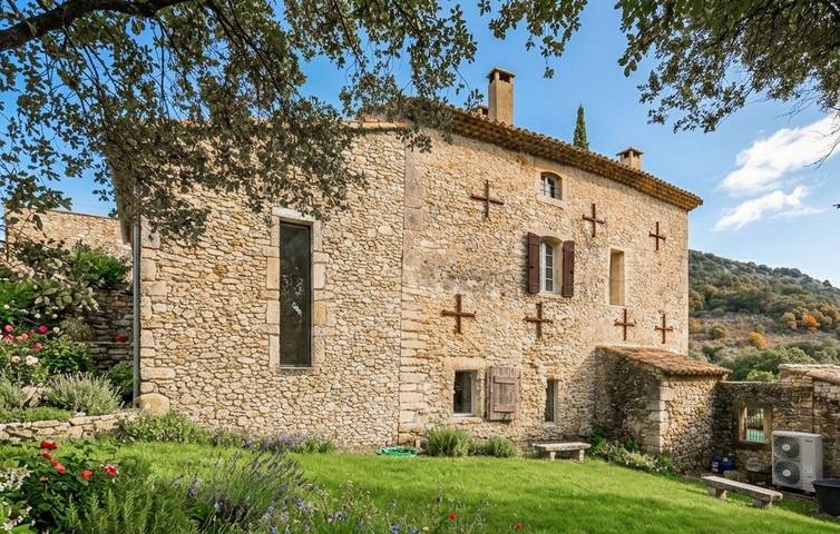 Location de vacances pour 13 personnes, avec terrasse ainsi que jardin et piscine à Clansayes - 4