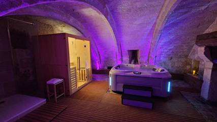 Gîte pour 2 personnes, avec terrasse ainsi que sauna et jacuzzi à Orbec