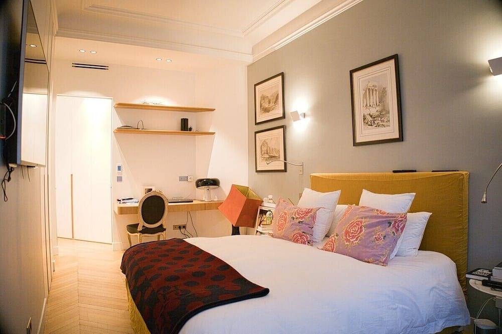 Entire apartment, Balcony | Notre Dame de Paris - 3 bedrooms & 4 pp in Paris, Ile de France