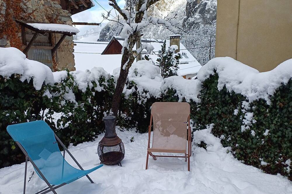 The “Cabane des Deux Soeurs” in Le Bourg-d'Oisans, Les Deux Alpes