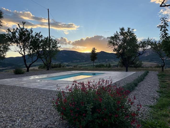 Casa rural para 9 personas, con vistas al lago y vistas además de jardín y piscina, Familias con niños en Alto Urgel - 2