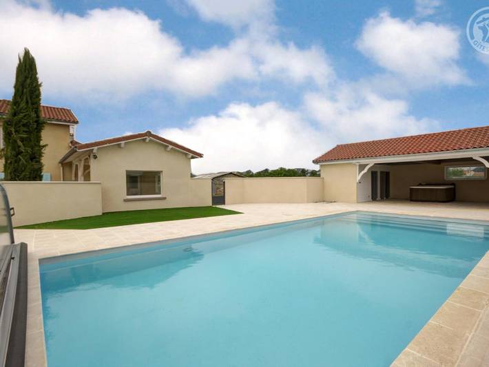 Gîte pour 6 personnes, avec Terrasse ainsi que Jardin et Piscine