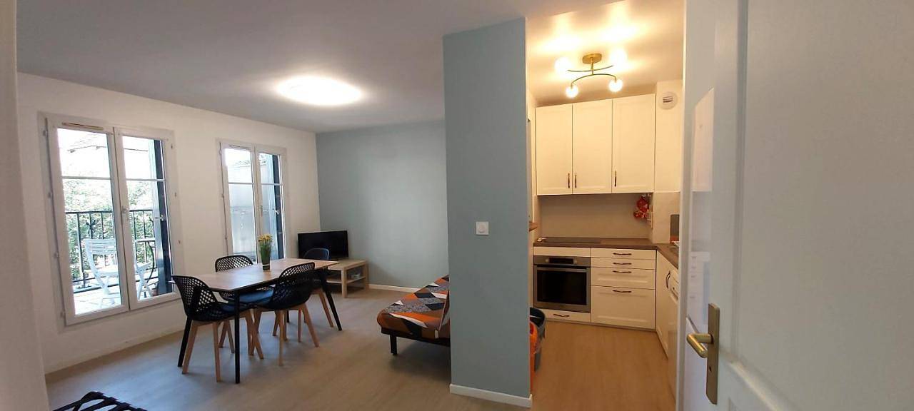Appartement entier, One-Bedroom Apartment with Terrace in Les Pavillons-sous-Bois, Seine-Saint-Denis