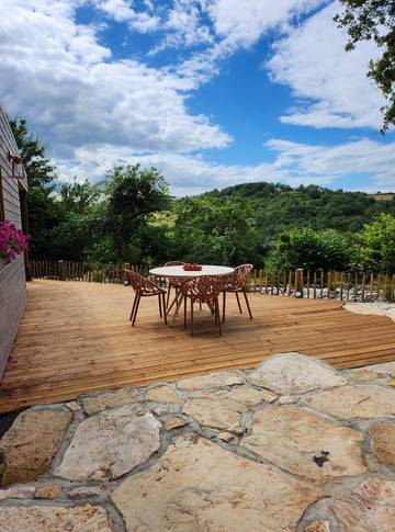 Gîte pour 4 personnes, avec terrasse à Sébrazac