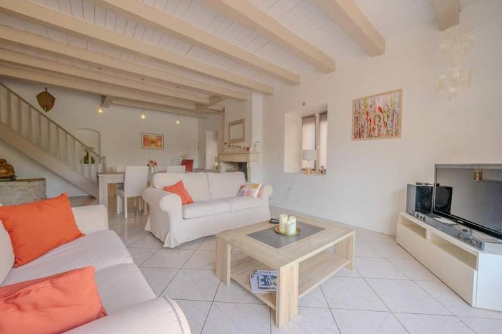 Location de vacances pour 8 personnes, avec piscine et terrasse à Villedoux - 2