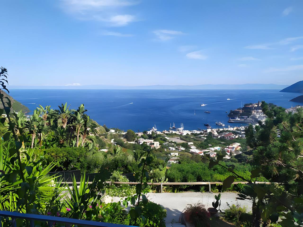 Hel lejlighed, Apartment in Villa "Lipari" with Sea View, Wi-Fi and Air Conditioning in Lipari