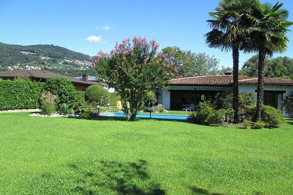 Villa con piscina y amplio jardín con garaje doble y plaza de aparcamiento. in Magliaso, Lago de Lugano