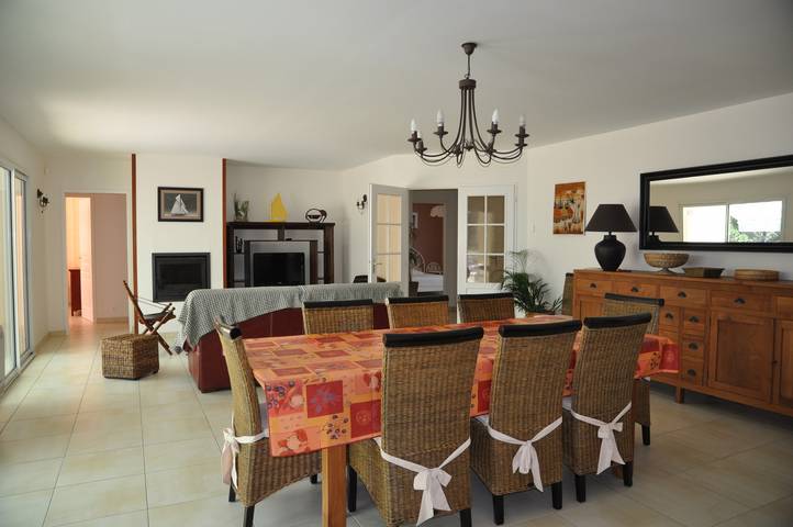 Location de vacances pour 8 personnes, avec terrasse ainsi que jardin et vue dans Golf de la Méjanne - 3