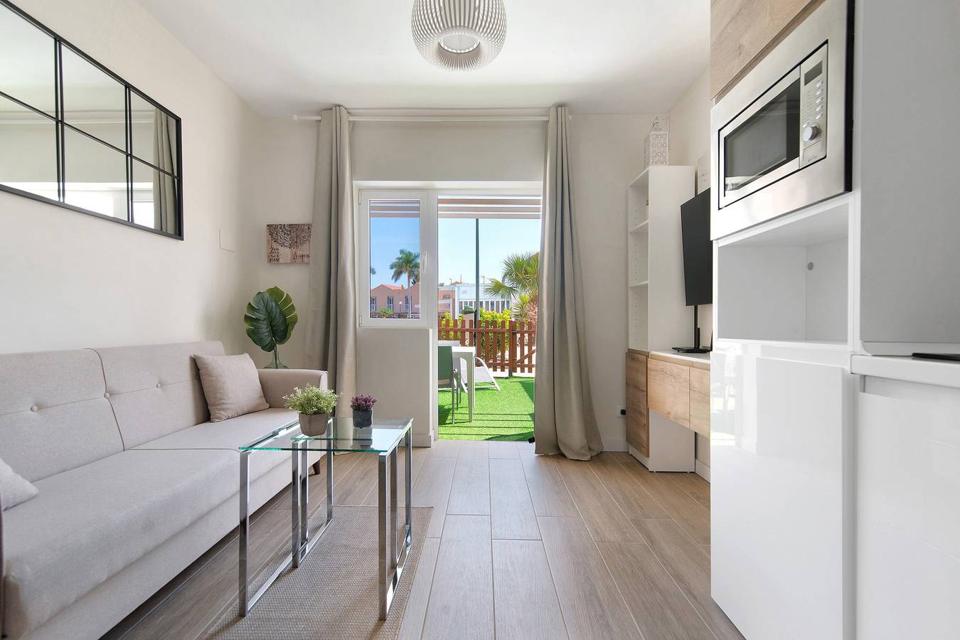 Entire apartment, Vacation Apartment 'Oasis Pool View' with Shared Pool, Wi-Fi and Air Conditioning in Maspalomas, San Bartolomé de Tirajana