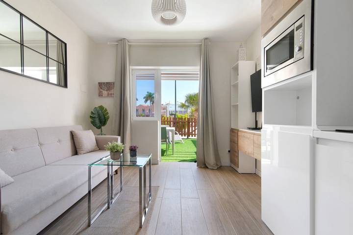 Entire apartment, Vacation Apartment 'Oasis Pool View' with Shared Pool, Wi-Fi and Air Conditioning in Maspalomas, San Bartolomé de Tirajana