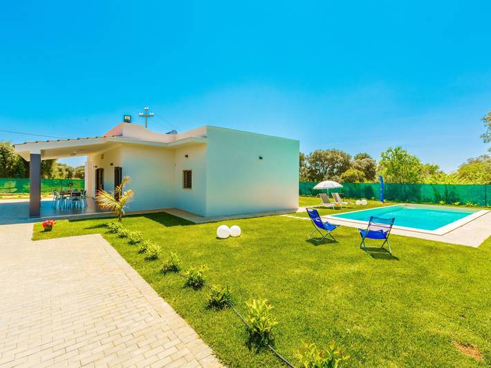 Agriturismo per 8 persone, con giardino e piscina, con animali domestici a San Vito dei Normanni