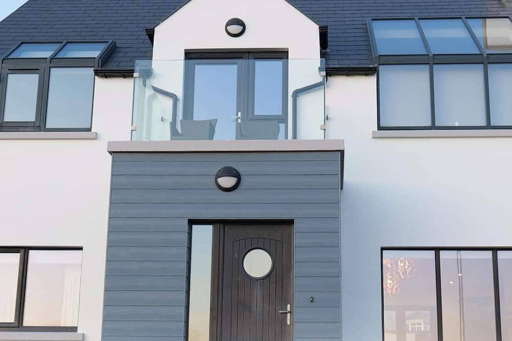 Beach Side Holiday Home, Sleeps 8 in Donegal, County Donegal