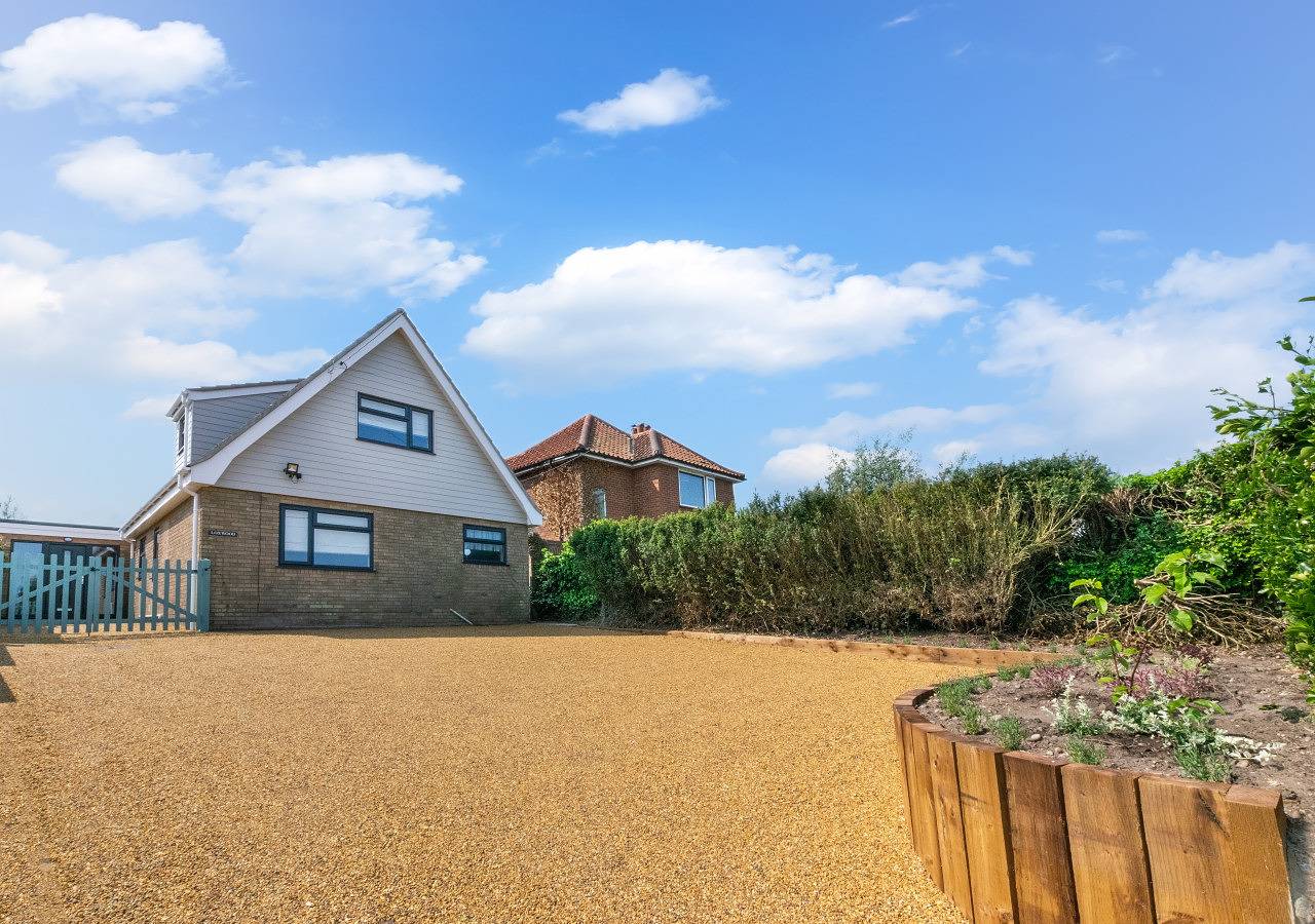 Loxwood in Waveney District, Sunrise Coast